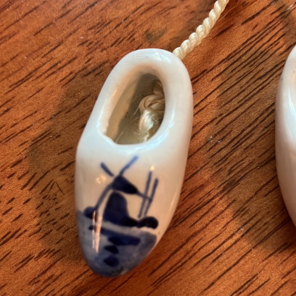 Adorable souvenir tiny hand made ceramic shoes from Holland! - Picture 6 of 12